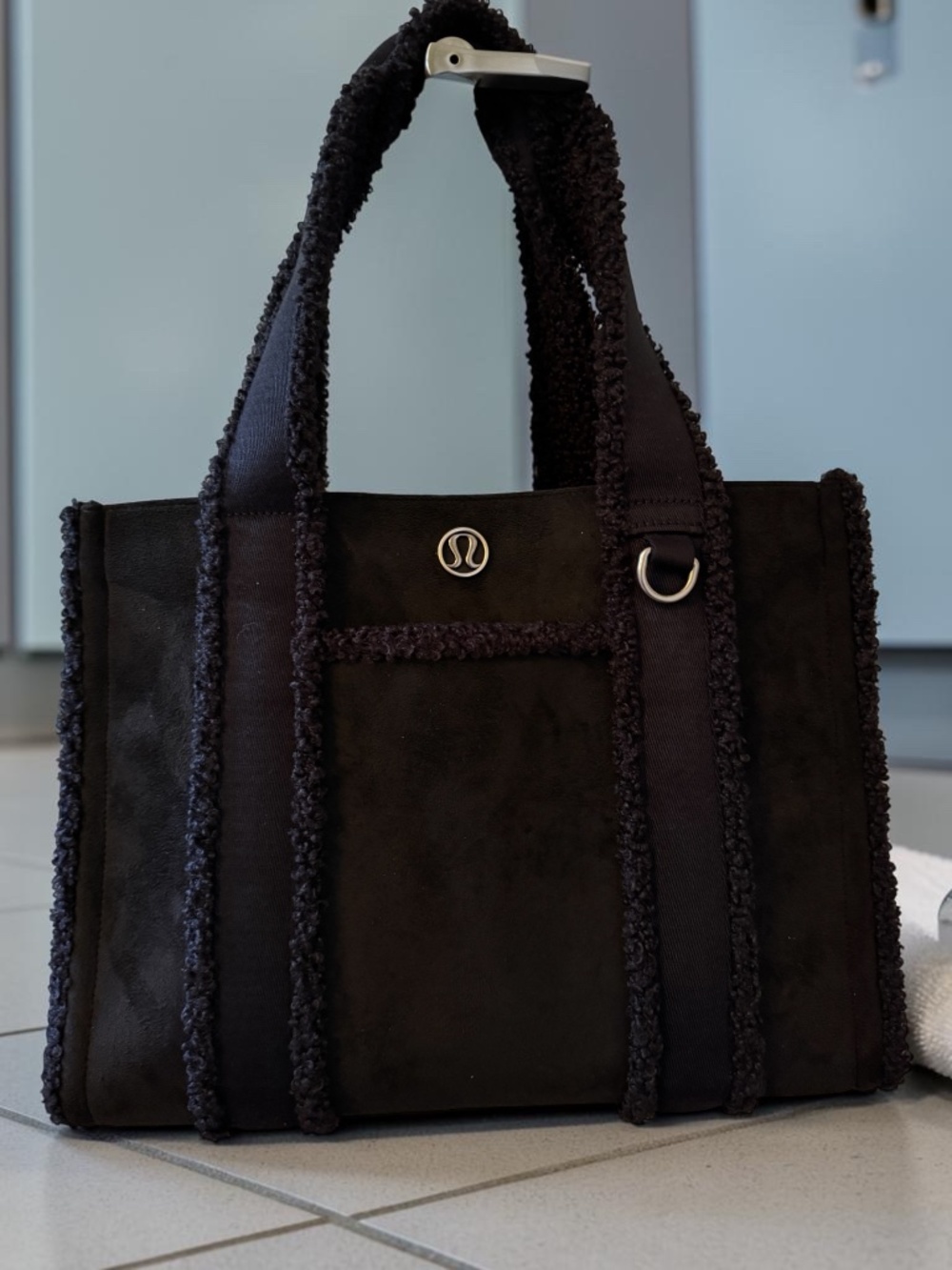 Lululemon Boxy Tote 10L with Faux Shearling Trims - Black